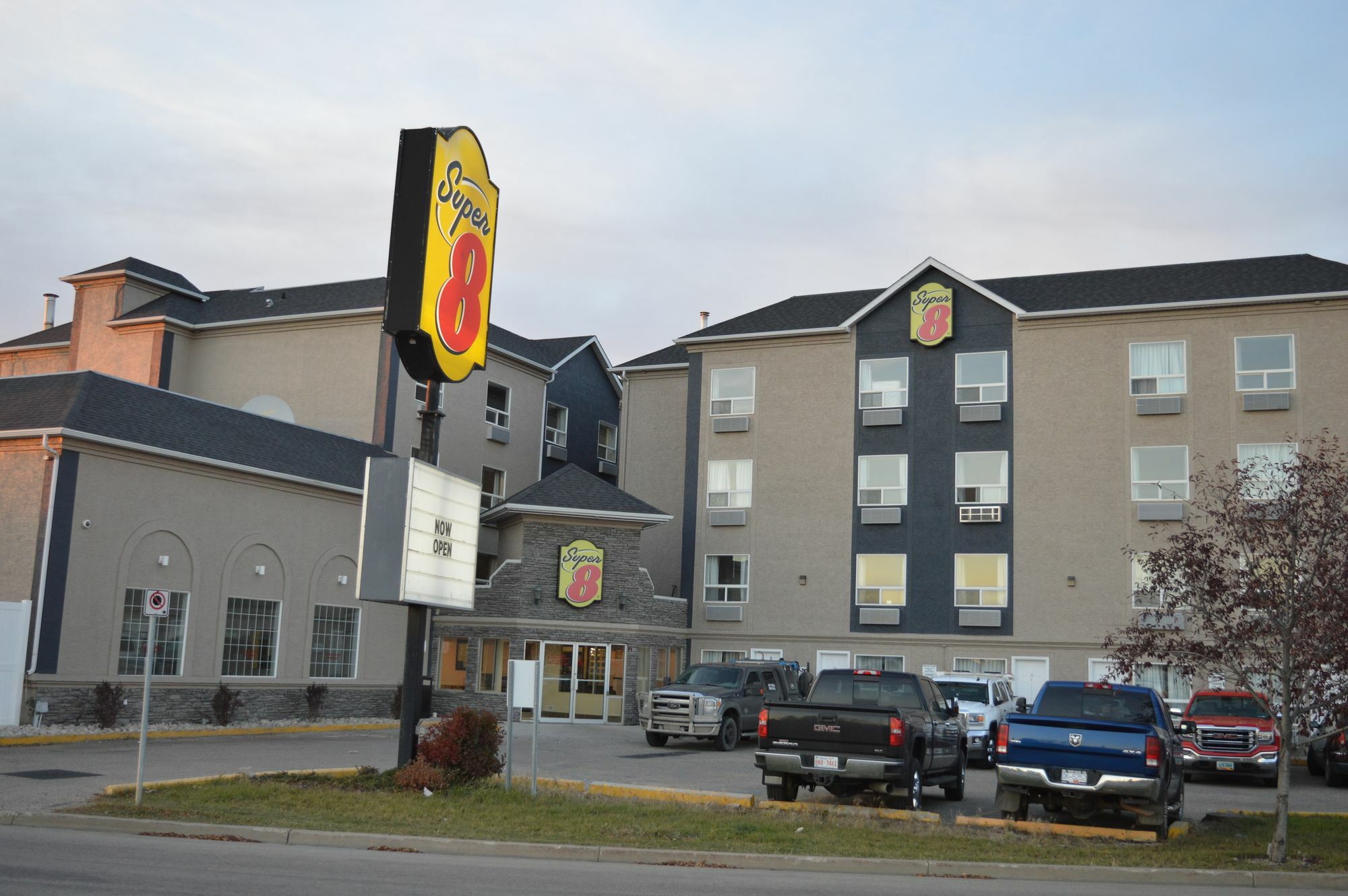Super 8 By Wyndham Grande Prairie Otel Dış mekan fotoğraf